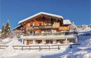 Casa de madera grande con nieve en el suelo en 3 Bedroom Awesome Apartment In Kartitsch, en Kartitsch