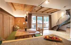 uma cozinha e sala de jantar com uma mesa e uma escada em 3 Bedroom Awesome Apartment In Kartitsch em Kartitsch