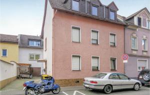 ein Motorrad auf einem Parkplatz vor einem Gebäude geparkt in der Unterkunft 1 Bedroom Lovely Apartment In Lahnstein in Lahnstein