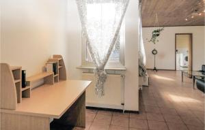 Zimmer mit einem Tisch und einem Fenster mit Vorhängen in der Unterkunft 1 Bedroom Lovely Apartment In Lahnstein in Lahnstein