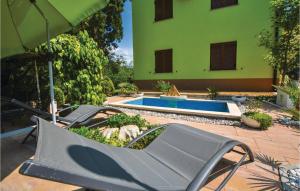 Bazén v ubytování Cozy Apartment In Portoroz With Kitchen nebo v jeho okolí
