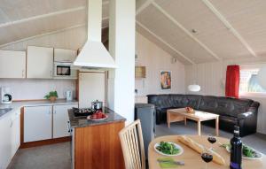 eine Küche und ein Wohnzimmer mit einem Tisch in der Unterkunft Friedrichskoog-strandpark 7 in Friedrichskoog