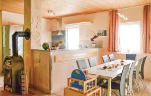 Nhà bếp/bếp nhỏ tại Stunning Home In Priborn With Sauna
