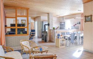 eine Küche und ein Esszimmer mit einem Tisch und Stühlen in der Unterkunft Ferienhaus Am Rodelberg E in Priborn