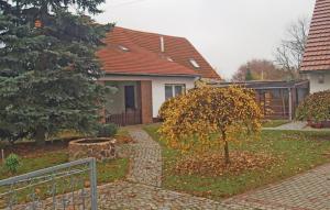 リュベナウにあるAmazing Home In Lbbenau-gross Beuchow With 3 Bedroomsの庭の木のある家