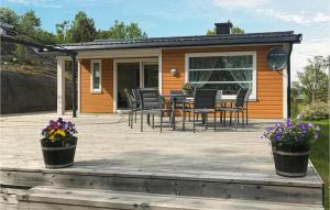 Casa con terraza con mesa y sillas en Nice Home In Stavern With Wifi en Stavern