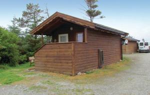 a small wooden building with a small window at Cozy Home In Kleppe With House Sea View in Orre