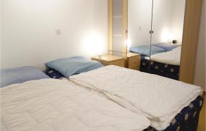 ザンクト・アンドレーアスベルクにあるStunning Apartment In St, Andreasberg With 2 Bedroomsの鏡の前にベッド2台が備わるベッドルーム1室