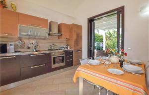 Cucina o angolo cottura di Stunning Home In Scicli Rg With Private Swimming Pool, Can Be Inside Or Outside