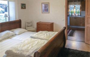 Un pat sau paturi într-o cameră la Nice Home In Burseryd With Sauna