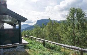 een houten gebouw met uitzicht op de bergen bij Amazing Home In Hemsedal With Sauna in Hemsedal