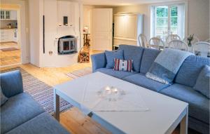 sala de estar con sofá azul y mesa en Beautiful Home In Vrnamo With Wifi en Värnamo