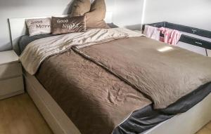 Ένα ή περισσότερα κρεβάτια σε δωμάτιο στο Cozy Apartment In Elmenhorst With Wifi