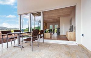 ein Esszimmer mit Tisch und Stühlen in der Unterkunft Ferienhaus 1 Wolfschlucht in Gondenbrett