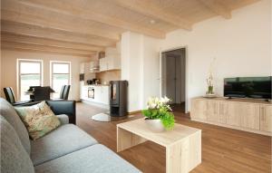 ein Wohnzimmer mit einer Couch, einem Fernseher und einem Tisch in der Unterkunft Ferienhaus 1 Wolfschlucht in Gondenbrett