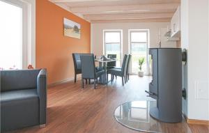 ein Wohnzimmer mit Esstisch und Stühlen in der Unterkunft Ferienhaus 1 Wolfschlucht in Gondenbrett