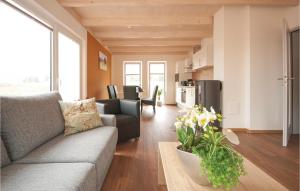ein Wohnzimmer mit einer Couch und einem Tisch in der Unterkunft Ferienhaus 1 Wolfschlucht in Gondenbrett