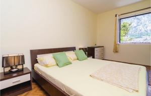 Ένα ή περισσότερα κρεβάτια σε δωμάτιο στο 1 Bedroom Stunning Home In Kotor