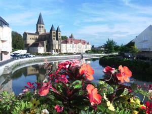 uma vista de uma cidade com flores no primeiro plano em Chambres d'Hôtes Roseland em Paray-le-Monial