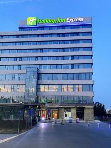 un bâtiment dont le nom de société est en haut dans l'établissement Holiday Inn Express Hohhot East Station, an IHG Hotel, à Hohhot