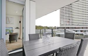 ein Esszimmer mit einem Tisch und Stühlen sowie ein Gebäude in der Unterkunft 2 Bedroom Awesome Apartment In Lbeck Travemnde in Travemünde