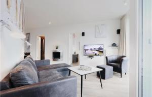 ein Wohnzimmer mit einem Sofa, 2 Stühlen und einem Tisch in der Unterkunft 2 Bedroom Awesome Apartment In Lbeck Travemnde in Travemünde