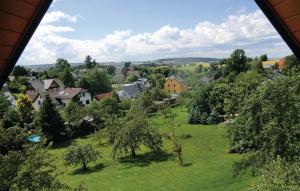 アウエルバッハにあるNice Home In Rtzengrn With House A Mountain Viewの緑地と木々の町並み