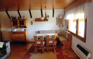 eine Küche mit einem Tisch und Stühlen im Zimmer in der Unterkunft Ferienhaus Hauptstrasse A in Auerbach