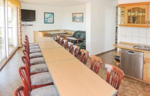 eine Küche mit einem langen Tisch und Stühlen in der Unterkunft Ferienhaus Am Feldrain R in Stralsund