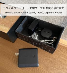una scatola con caricabatterie e un cellulare di BATONWORKS Naoshima a Naoshima