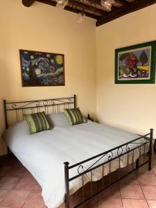 um quarto com uma cama grande num quarto em La Casina Verde em Siena