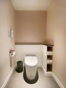 呼和浩特的住宿－呼和浩特东站智选假日酒店，一间位于客房内的白色卫生间的浴室