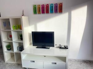 TV a/nebo společenská místnost v ubytování Lloret Fenals Apartment Antilles