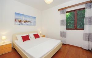 Postelja oz. postelje v sobi nastanitve Stunning Home In Sucuraj With Kitchen