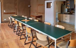 einen Konferenzraum mit einem grünen Tisch und Stühlen in der Unterkunft Awesome Home In Brssow With Kitchen in Brüssow