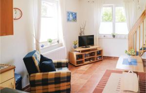 ein Wohnzimmer mit einem Sofa und einem TV in der Unterkunft Amazing Apartment In Khlungsborn With 1 Bedrooms And Wifi in Kühlungsborn