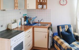 キュールングスボルンにあるAmazing Apartment In Khlungsborn With 1 Bedrooms And Wifiの小さなキッチン(シンク、コンロ付)