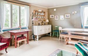 - un salon avec un bureau et une table dans l'établissement Amazing Home In Tufsingdalen With Wifi, à Bakken