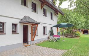 ヴィンターベルクにあるLovely Apartment In Winterberg-altenfeld With Wifiの傘とパティオ付きの白い家