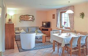 ein Wohnzimmer mit einem Tisch und einem Sofa in der Unterkunft Lovely Apartment In Winterberg-altenfeld With Wifi in Winterberg
