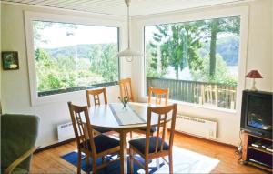 comedor con mesa y sillas y ventana grande en Bergsvik, en Munkedal