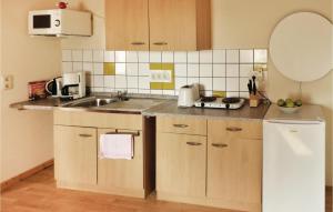 una cucina con lavandino e piano di lavoro di Stunning Apartment In Settin With 1 Bedrooms a Settin