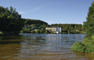 a view of a river with a building in the background at Ferienhaus 28 In Kirchheim in Reimboldshausen