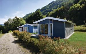ein paar blaue Hütten auf einem Feld in der Unterkunft Amazing Home In Riol With 2 Bedrooms in Riol