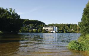 une vue sur une rivière avec un bâtiment en arrière-plan dans l'établissement Ferienhaus 101 In Kirchheim, à Kemmerode