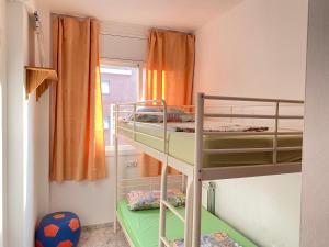 リョレート・デ・マルにあるApartment Antillesの二段ベッド2組付きの二段ベッド付きの部屋
