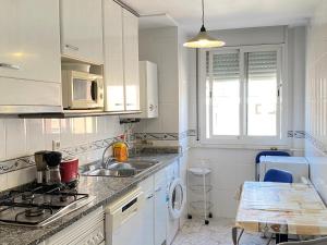 Kuchyň nebo kuchyňský kout v ubytování Lloret Fenals Apartment Antilles