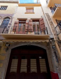 - Edificio con puerta y balcón en Aphrodite House, en La Canea