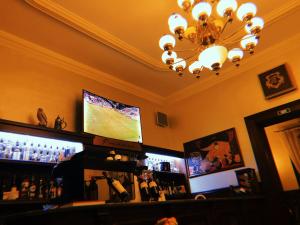 TV a/nebo společenská místnost v ubytování Picasso Boutique Hotel