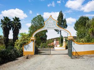 una puerta de entrada a una casa con árboles en Country mansion in Montemor o Novo Alentejo with shared pool, en Montemor-o-Novo